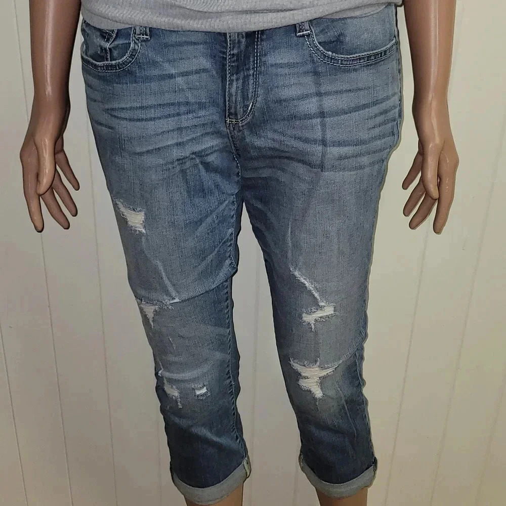 Arizona Jean Company Distressed Cropped Jeans NWOT Size 7